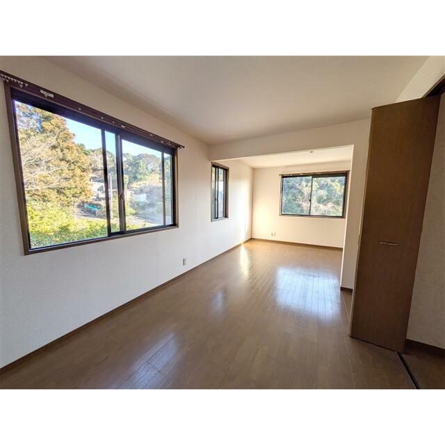 2F洋室です。中間を区切ることで、2部屋の子供部屋に模様替えできます。