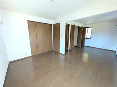 2F洋室です。中間を区切ることで、2部屋の子供部屋に模様替えできます。