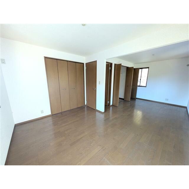 2F洋室です。中間を区切ることで、2部屋の子供部屋に模様替えできます。