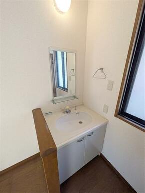 2Fにも洗面台がございます。朝の忙しい時間も緩和されます。