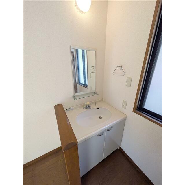2Fにも洗面台がございます。朝の忙しい時間も緩和されます。