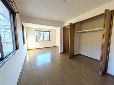 2F洋室です。中間を区切ることで、2部屋の子供部屋に模様替えできます。