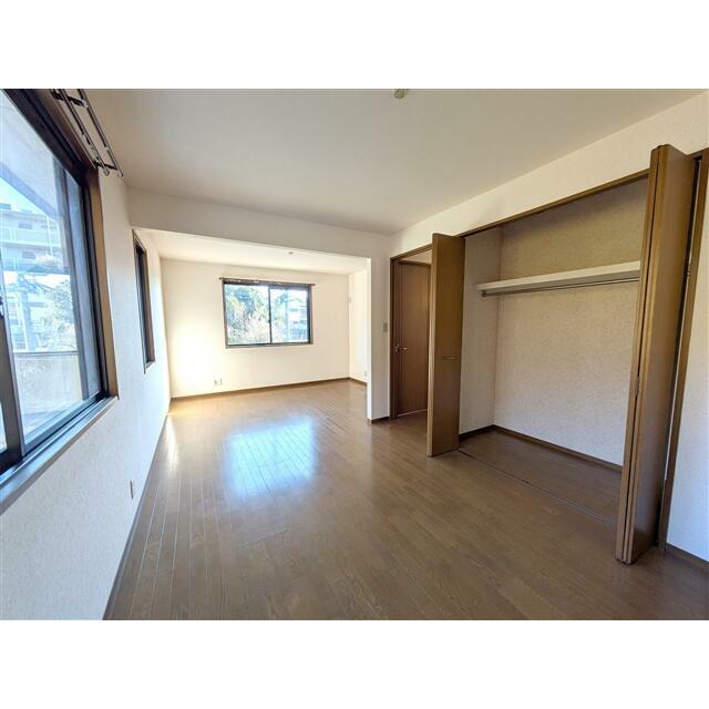 2F洋室です。中間を区切ることで、2部屋の子供部屋に模様替えできます。