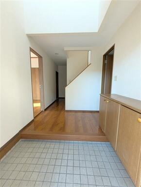 広々とした玄関です。吹抜けがあり、より開放感がございます。