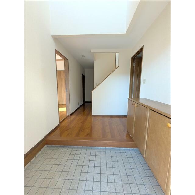 広々とした玄関です。吹抜けがあり、より開放感がございます。