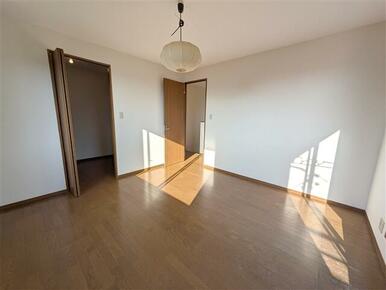 2F洋室です。1F同様、明るいお部屋です。