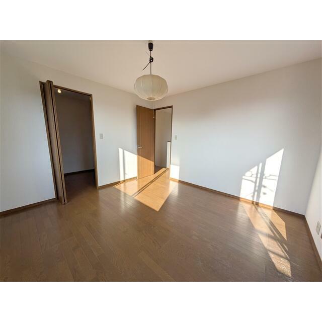 2F洋室です。1F同様、明るいお部屋です。