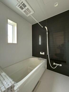 一坪タイプのユニットバスは、足をしっかりと延ばして一日の疲れを癒せますね！ 浴室暖房乾燥機も完備!カビの心配が無いのはもちろん、 雨の日のお洗濯物はお風呂で乾かせます。