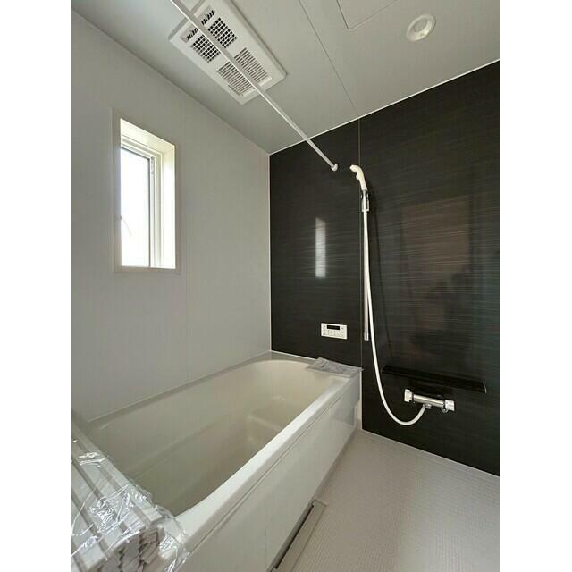 一坪タイプのユニットバスは、足をしっかりと延ばして一日の疲れを癒せますね！ 浴室暖房乾燥機も完備!カビの心配が無いのはもちろん、 雨の日のお洗濯物はお風呂で乾かせます。