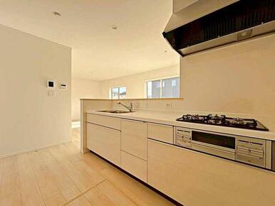 料理がしやすい広々キッチン！ 作業スペースにコンセントもあってとっても便利です♪ 毎日の料理も楽しくできそうですね。 大型スライド収納、床下収納付きで収納力豊富です。