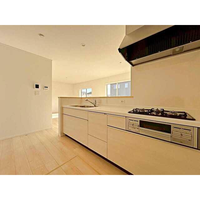 料理がしやすい広々キッチン！ 作業スペースにコンセントもあってとっても便利です♪ 毎日の料理も楽しくできそうですね。 大型スライド収納、床下収納付きで収納力豊富です。