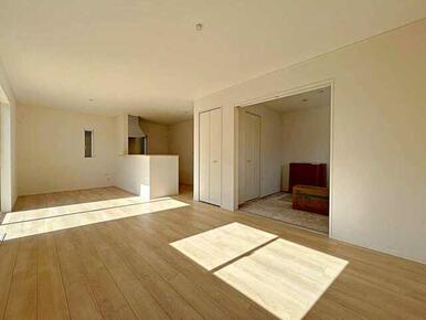 17帖の明るいリビングです。 カウンターキッチンなので家事をしながらご家族の様子が見渡せます☆