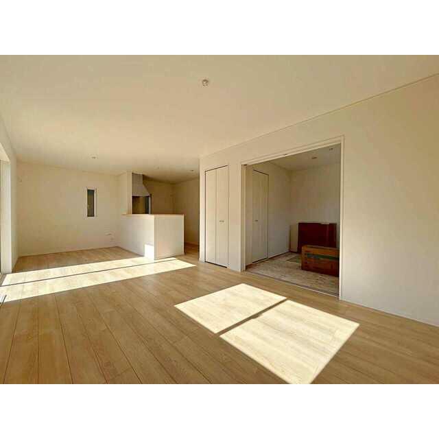 17帖の明るいリビングです。 カウンターキッチンなので家事をしながらご家族の様子が見渡せます☆