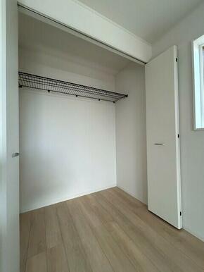 2階洋室には大容量のクローゼットが各部屋にあります。 洋服選びが楽しくなりますね♪