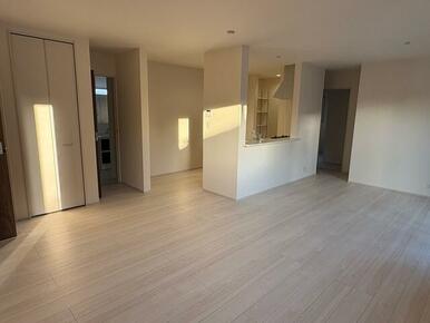 くつろぎスペースとしてはもとより、リビングに学習やテレワークのスペースを設けるご家庭も増えています（3号棟）