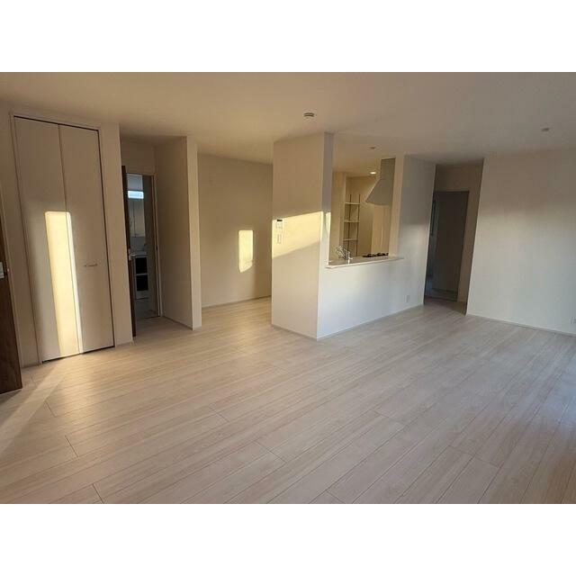 くつろぎスペースとしてはもとより、リビングに学習やテレワークのスペースを設けるご家庭も増えています（3号棟）