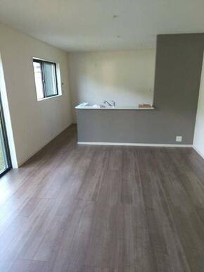 家具の配置で個性が光るリビング（1号棟）