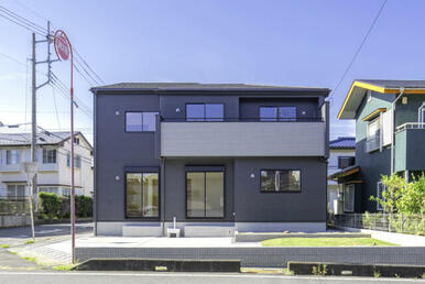 隣接する道路は広くファミリーカーの駐車も楽々♪