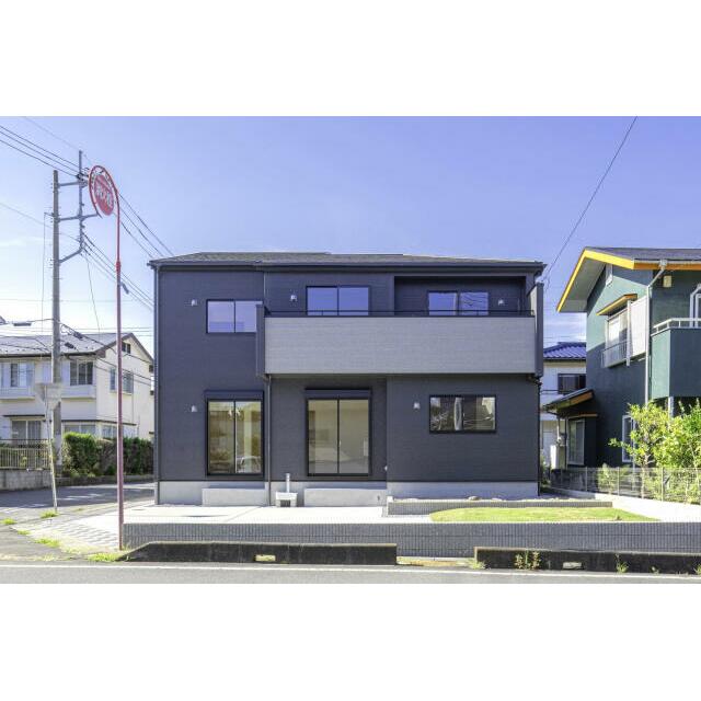 隣接する道路は広くファミリーカーの駐車も楽々♪