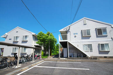 大型の屋根付き駐輪場と、緑もあります♪