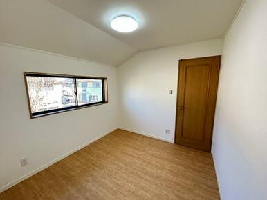 「2階北側洋室」約5畳です