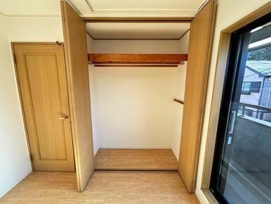 「2階南西側洋室」広々としたクローゼットで