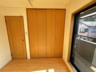 「2階南西側洋室」クローゼット付きです