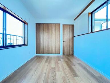 「2階西側洋室」両サイドに窓があり、日当たり良好です。