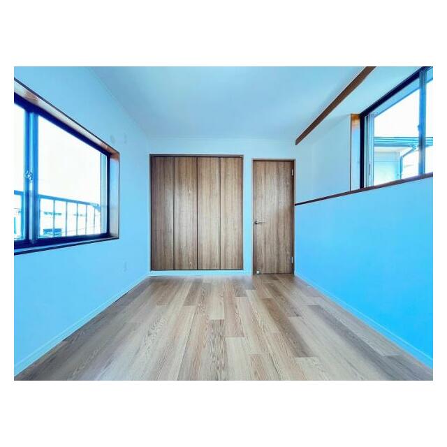 「2階西側洋室」両サイドに窓があり、日当たり良好です。