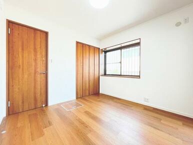 「1階洋室」クローゼットあり、クロス張替え済