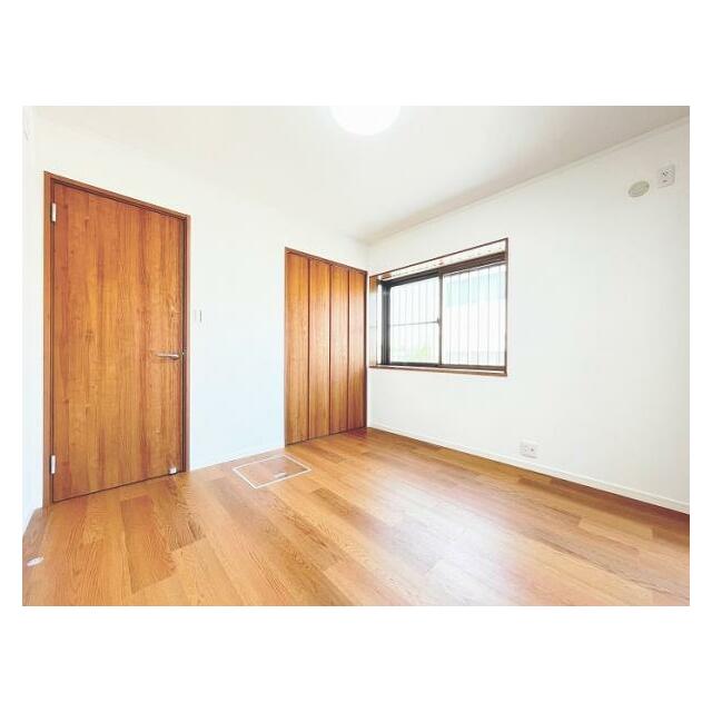 「1階洋室」クローゼットあり、クロス張替え済