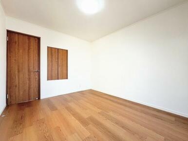 「2階東側洋室」クローゼットあり、窓も二面あります