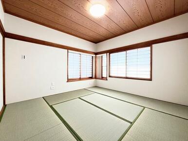 「和室」正方形の8畳で、窓もたくさんあります。