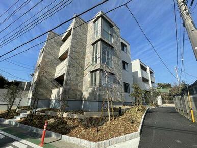 角側からのアングルで撮影しております。
