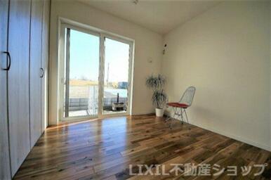 こちらのお部屋からはお庭の様子も