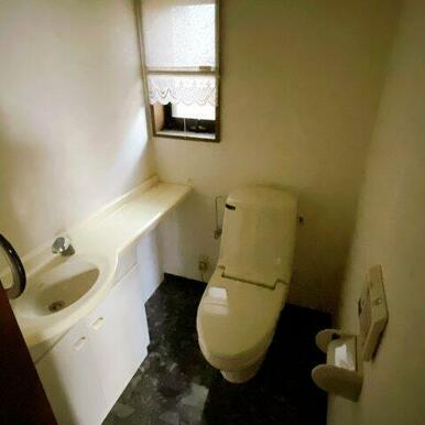 来客時に嬉しい手洗いスペース付きのゆったりとしたトイレ！