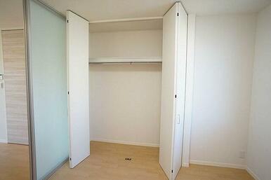 収納棚付きでございます