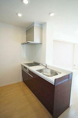 キッチン下部に収納がございます