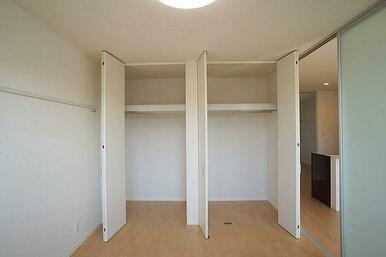 収納はハンガーパイプ付きでございます