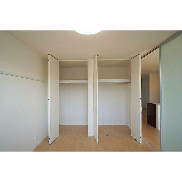 収納はハンガーパイプ付きでございます