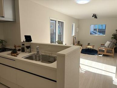 開放感のあるカウンターキッチンは料理中に孤立しないメリットも