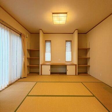 普段はリビングの延長として、来客時には客間として使える便利な和室！