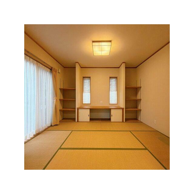 普段はリビングの延長として、来客時には客間として使える便利な和室！