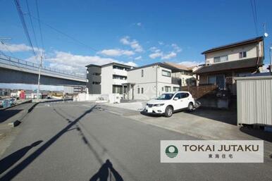西側約10M幅員の公道。車の出し入れもスムーズに行えます＾＾