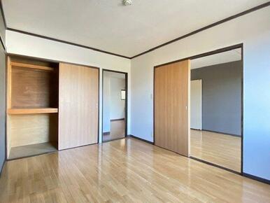 天井高を活かしてたっぷり収納することができます◎衣装ケースは奥行きのある押入タイプがご利用いただけ…