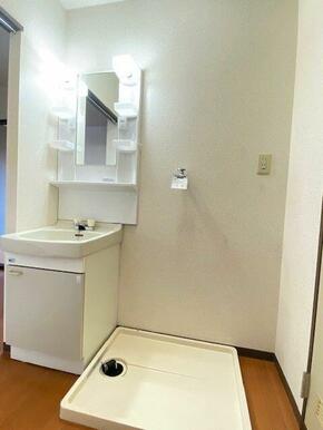 【洗面所】鏡の左右脇に収納スペースを確保した洗面化粧台♪