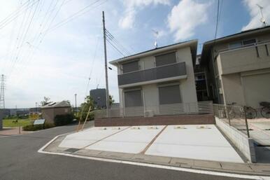 南向きの一戸建て貸家です☆敷地内駐車場２台付き（普通車１台・軽専用１台）