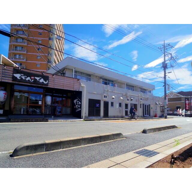 白壁の明るい外観