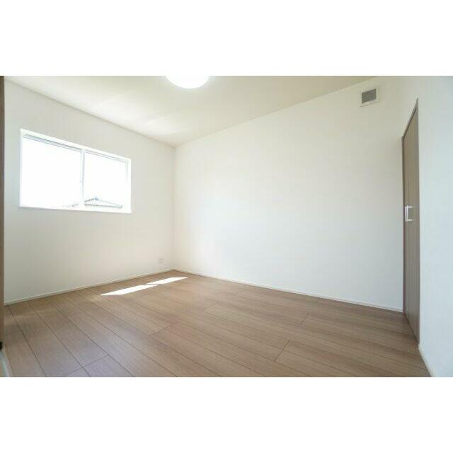 1階6帖洋室。収納あり、小さなお子様を遊ばせる部屋や1階の寝室としても利用できます。※類似物件の参考画像です。