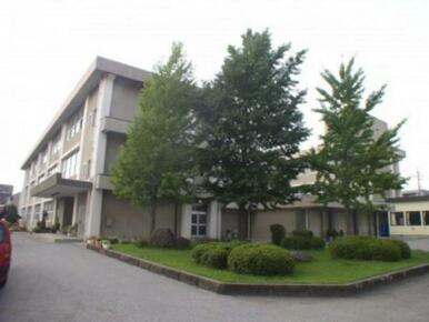 錦小学校　1528ｍ/徒歩20分、車4分